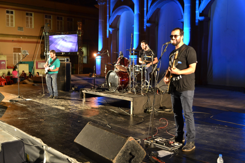 Estilo alternativo da banda Os Guaipecas agrada público